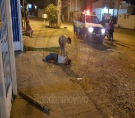 BRUTAL: Confusão em bar termina com cliente desmaiado a golpes de pauladas